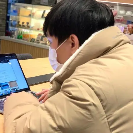 노트북 앞에서 작업 중인 장석현